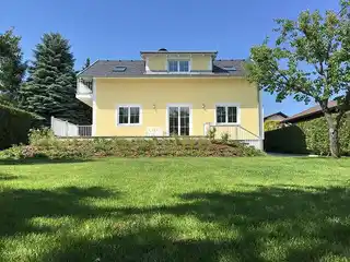 Blick vom Garten zum Haus