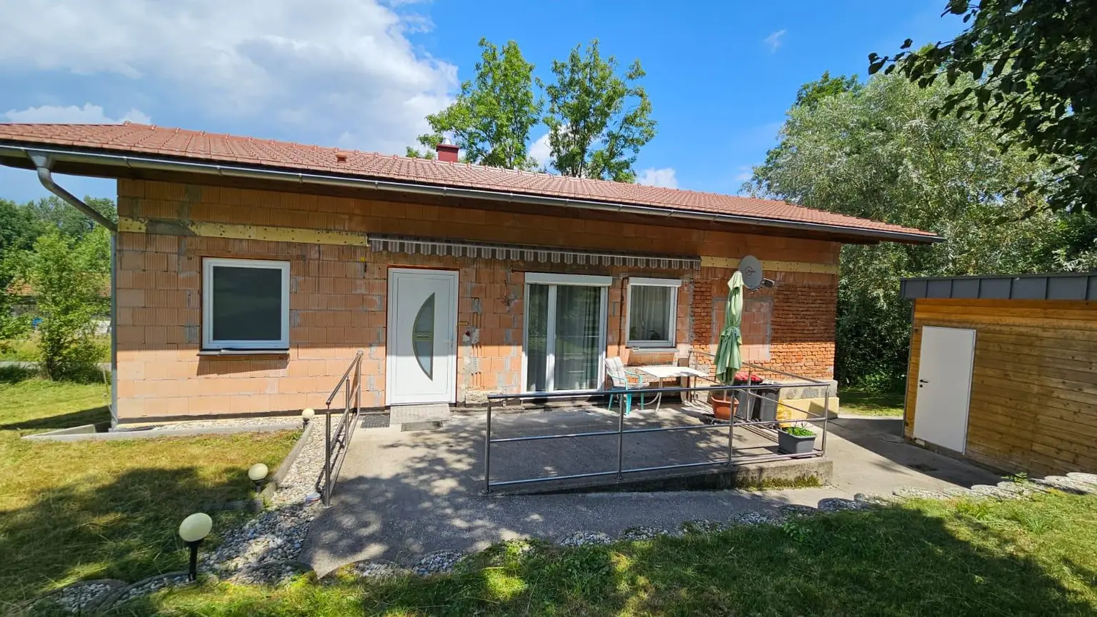 Innviertel-Highlight! Schöner neuwertiger Bungalow mit gr. Garage und schönem Garten in Eggerding nahe Andorf und Schärding zu verkaufen!