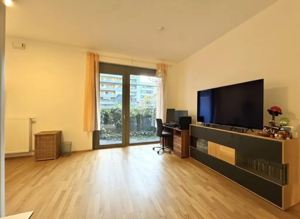 Luftiges Raumgefühl dank 3 Meter hohen Decken - Hofseitig mit Terrasse