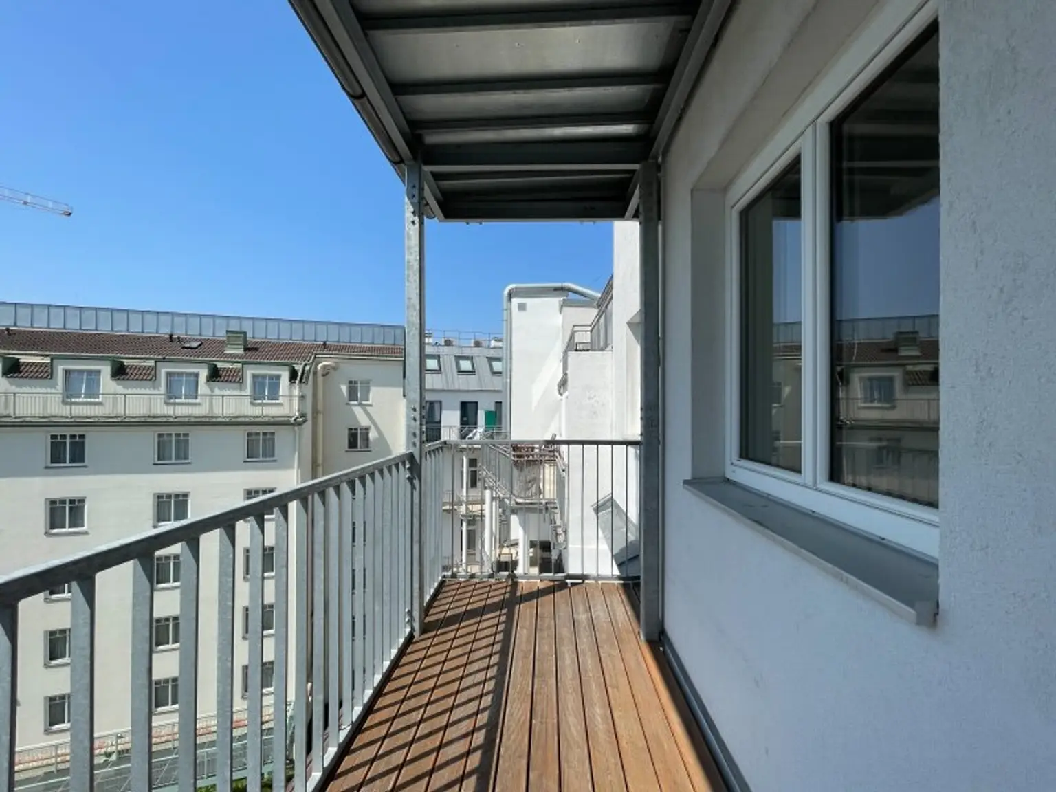 NÄHE NASCHMARKT: DG-AUSBAU IM ALTBAU - U4 Pilgramgasse - 3-Zimmerwohnung mit hofseitigem Balkon