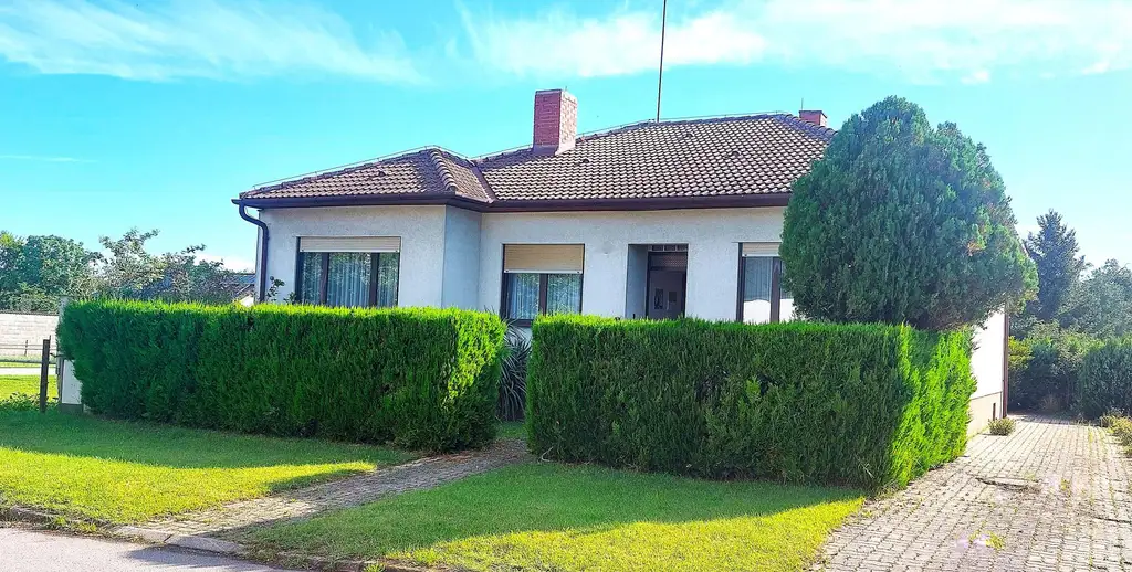 Solides Einfamilienhaus mit Garten