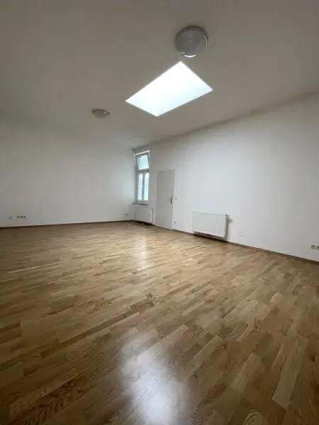 Große 1-Zimmer-Wohnung mit 58 m2, 1. Stock mit Lift! Zentrale Lage!