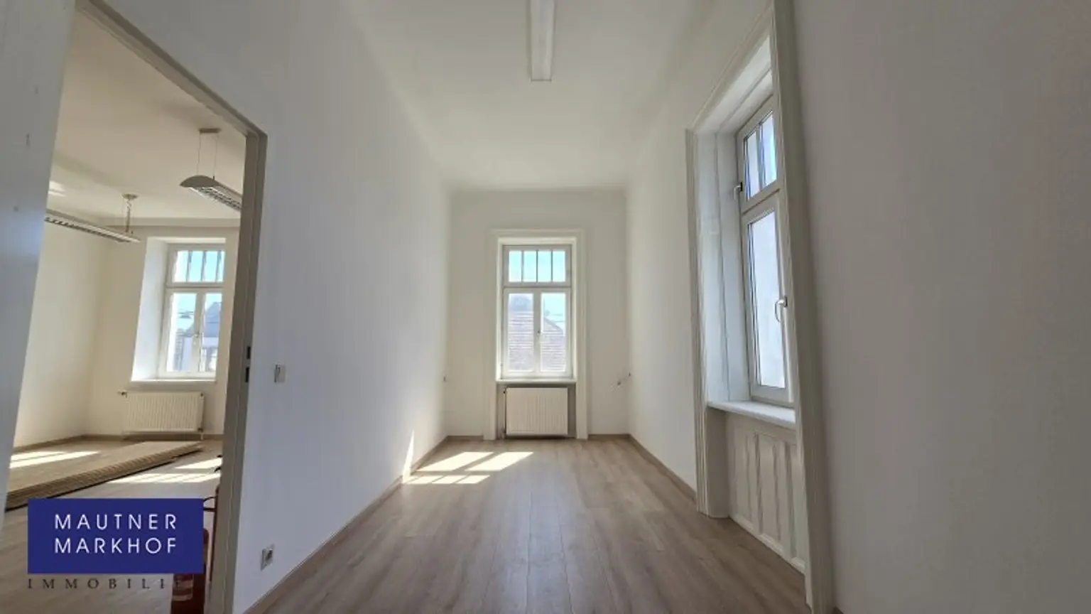 Aspern - Siegesplatz - Sanierte helle Bürofläche mit 800m² Lageroption im Hof - U2