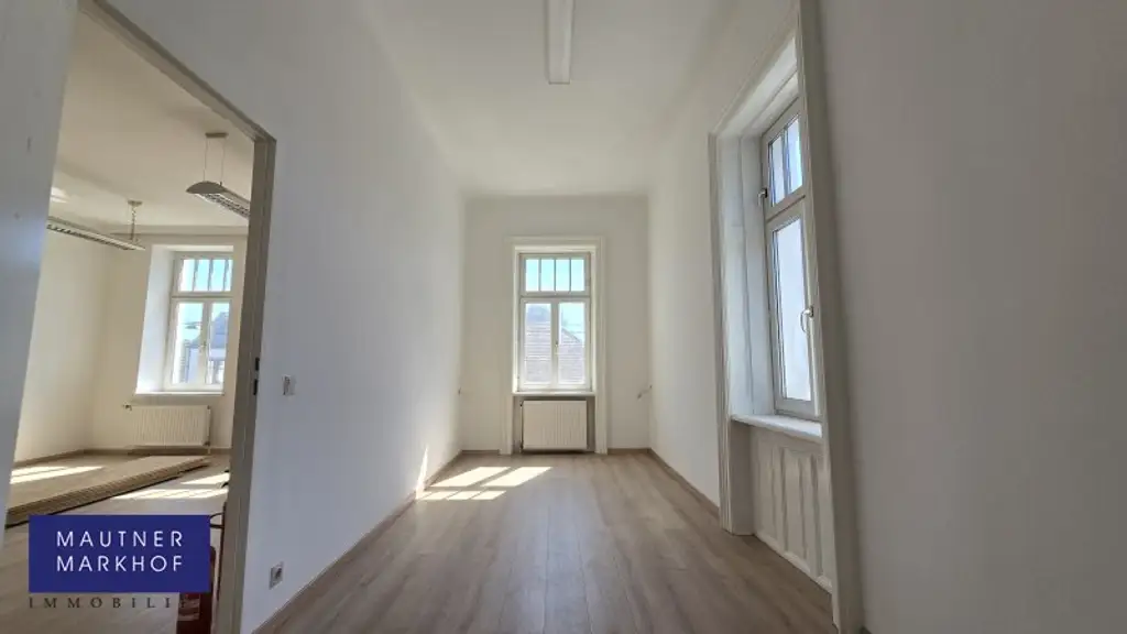 Aspern - Siegesplatz - Sanierte helle Bürofläche mit 800m² Lageroption im Hof - U2