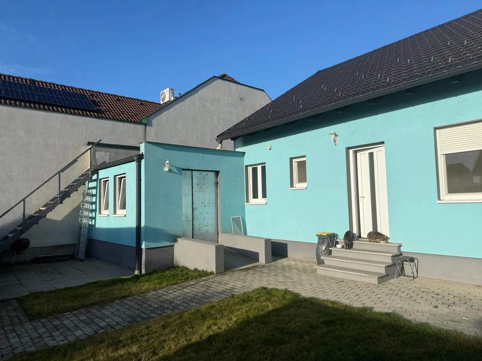 Ansicht von Garten & Zugang zur Garage