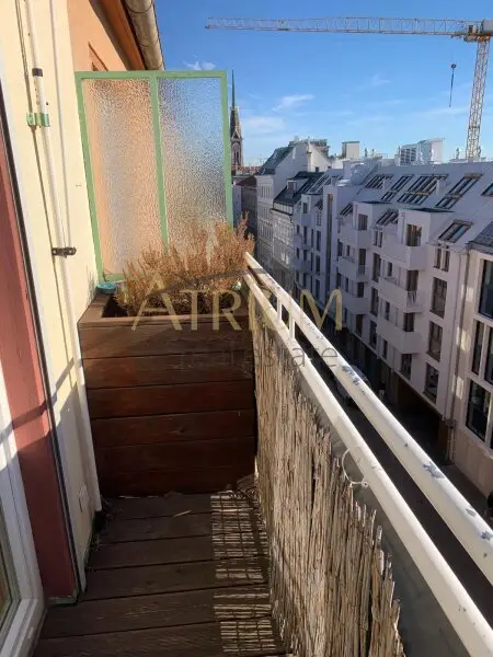 Lichtdurchflutete 2-Zimmer-Dachgeschosswohnung mit 40 m² Terrasse in ruhiger Lage