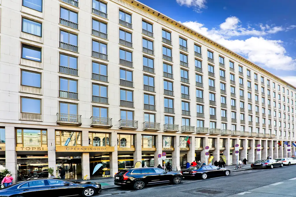 Büro mit Blick auf die Staatsoper