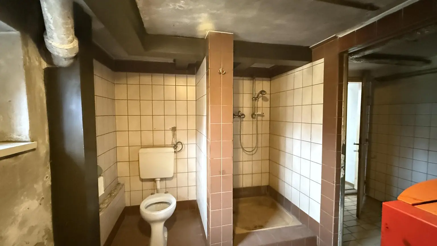WC und Dusche im Heizraum