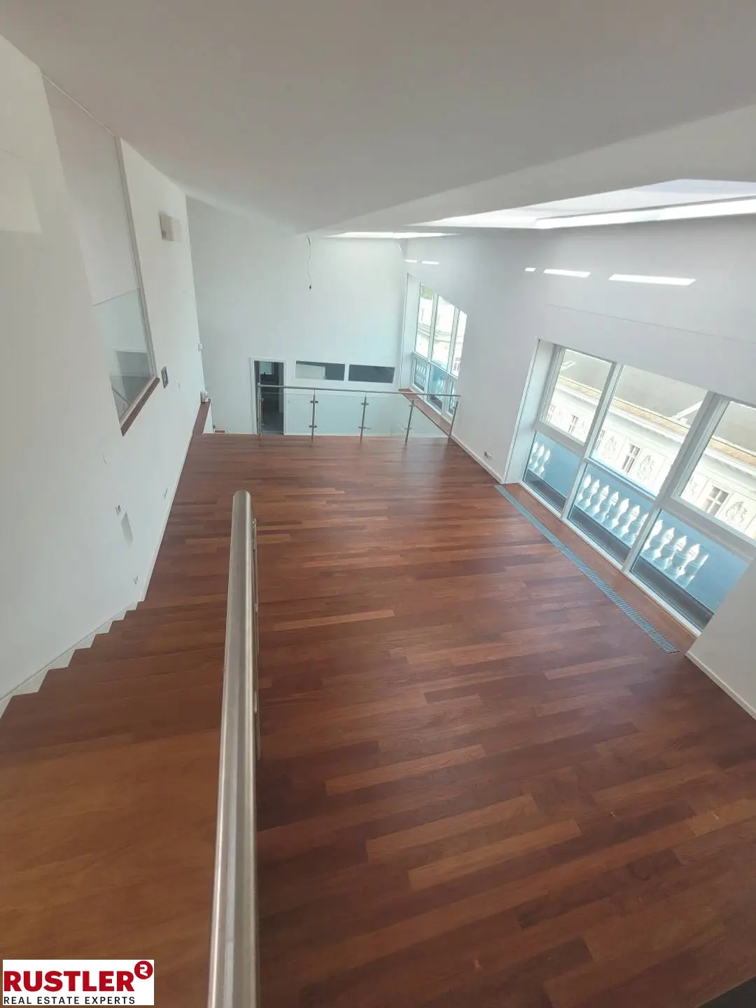TRAUMHAFTE DG-WOHNUNG MIT BLICK AUF DIE KARLSKIRCHE!