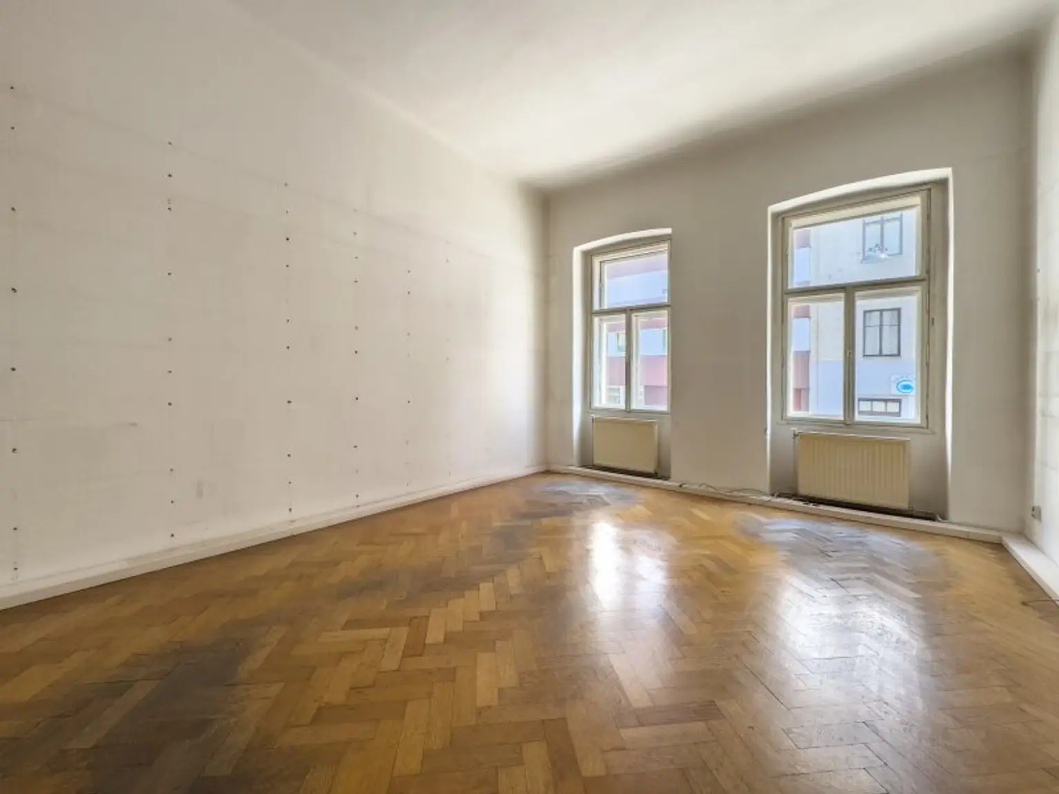 ALTBAUWOHNUNG MIT VIEL POTENTIAL BEIM AUGARTEN