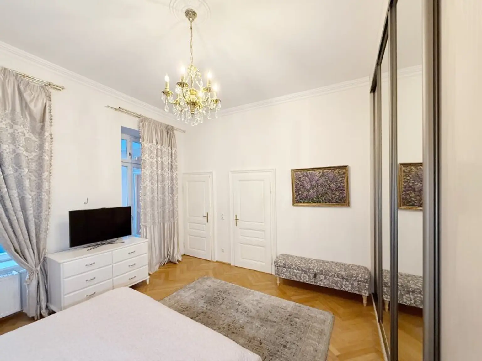 Fully furnished apartment - within walking distance to the 1st district, also available for short-term rentals.