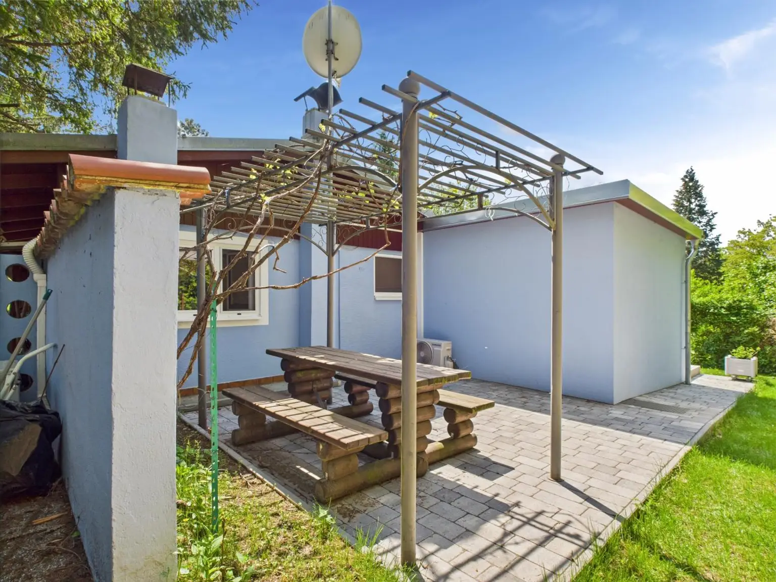 Weinlaube hinter dem Haus