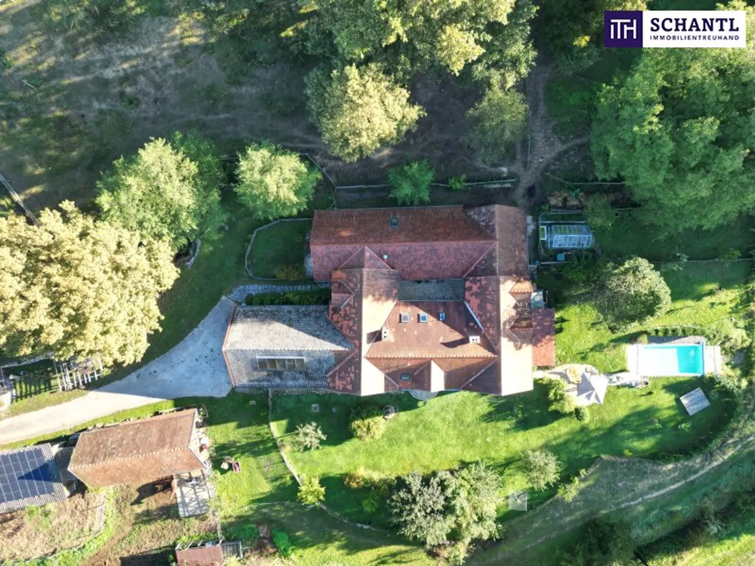 SENSATIONELLES JUWEL! Exklusiver Vierkanthof im Thermenland Steiermark – Wohnen, Reiten & Leben mit Pool und Natur!