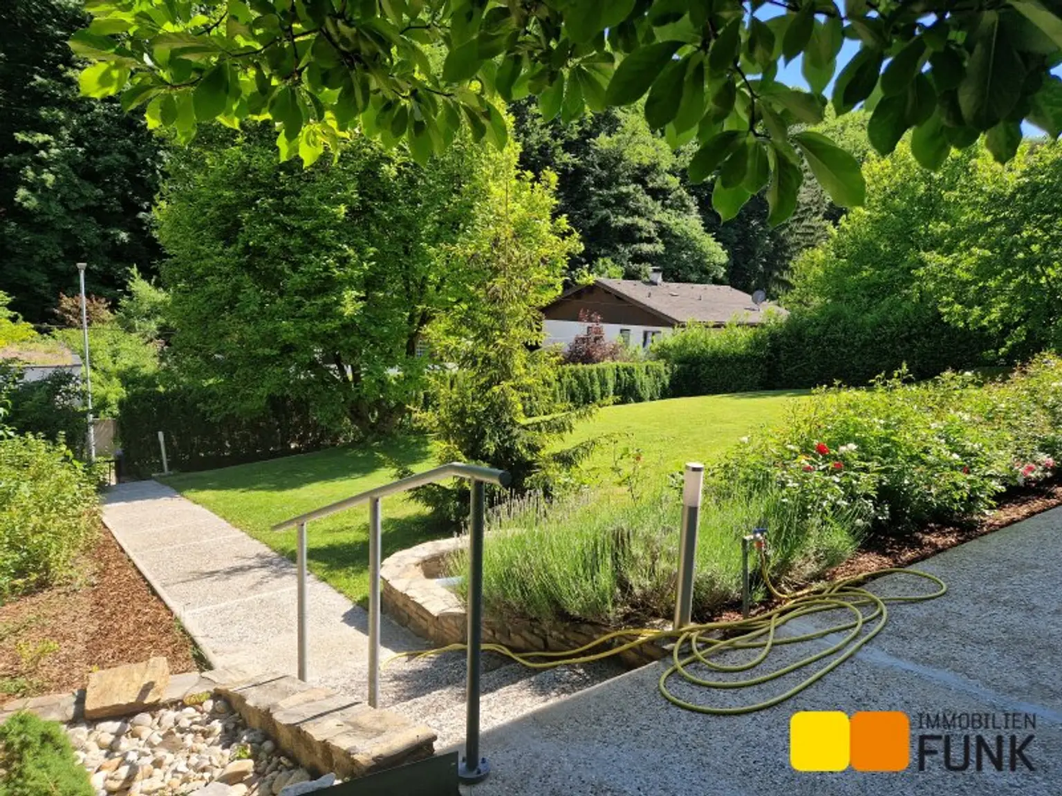 Großzügiges Haus mit Traumgarten