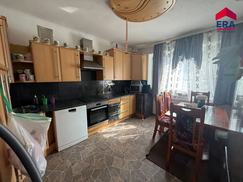 NEU: Viel Platz für Familie, Hobby und Werkstatt – Einfamilienhaus mit 4 Garagen und neuem Dach