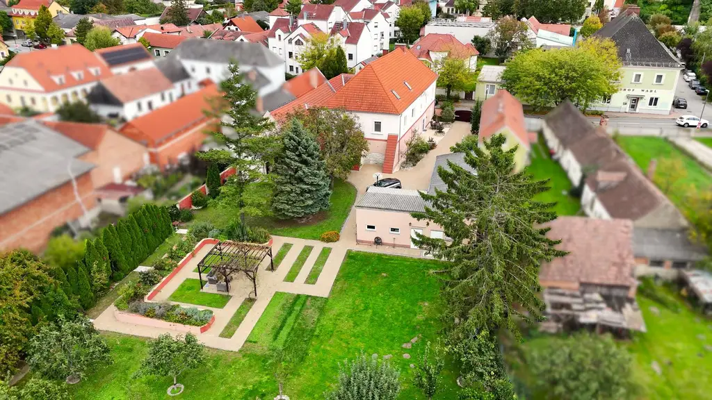Historischer Gutshof, hochwertig kernsaniert mit 3.721 m² Grundstück!