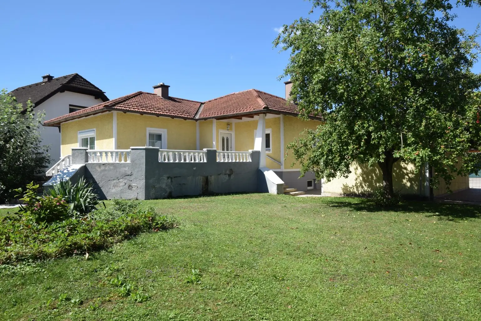 Netter Bungalow mit Garten und Pool