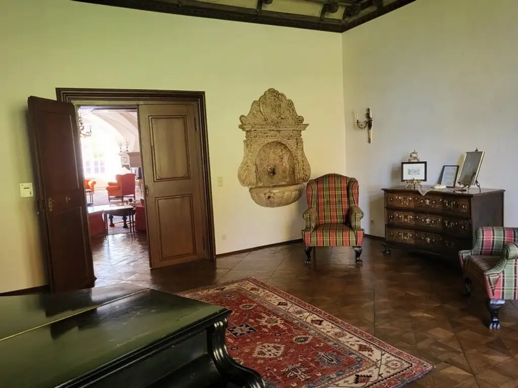 Renaissance-Schloss auf 15 ha Grund – seltene Gelegenheit für touristische Nutzung oder Family Office