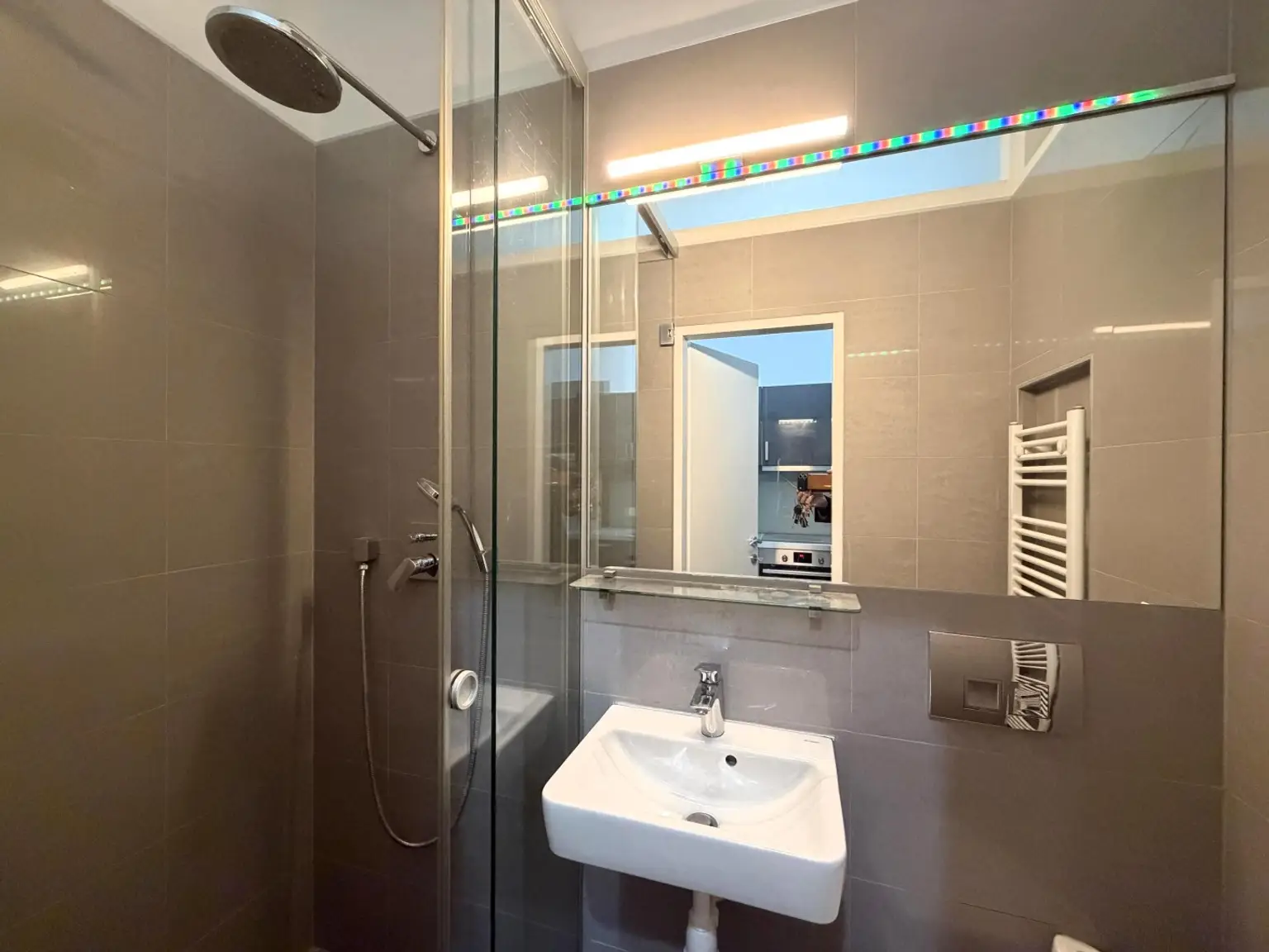 Badezimmer mit Dusche und WC