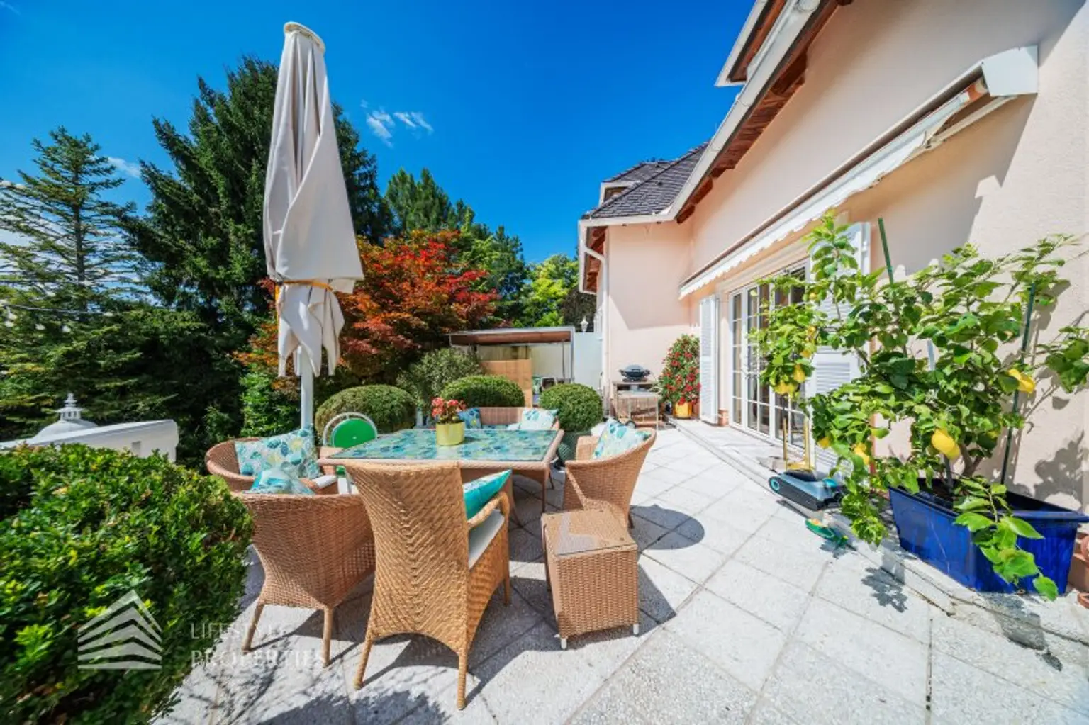 Beeindruckende Villa mit gepflegten Garten und Pool