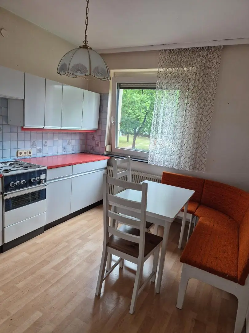 Renovierungsbedürftige 4 Zimmer Wohnung mit Loggia