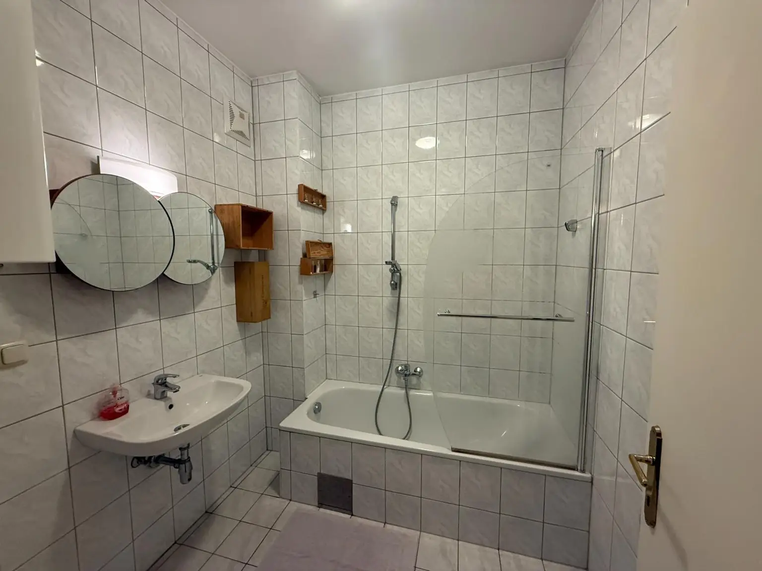 Bad mit Wanne und Waschmaschinenanschluss