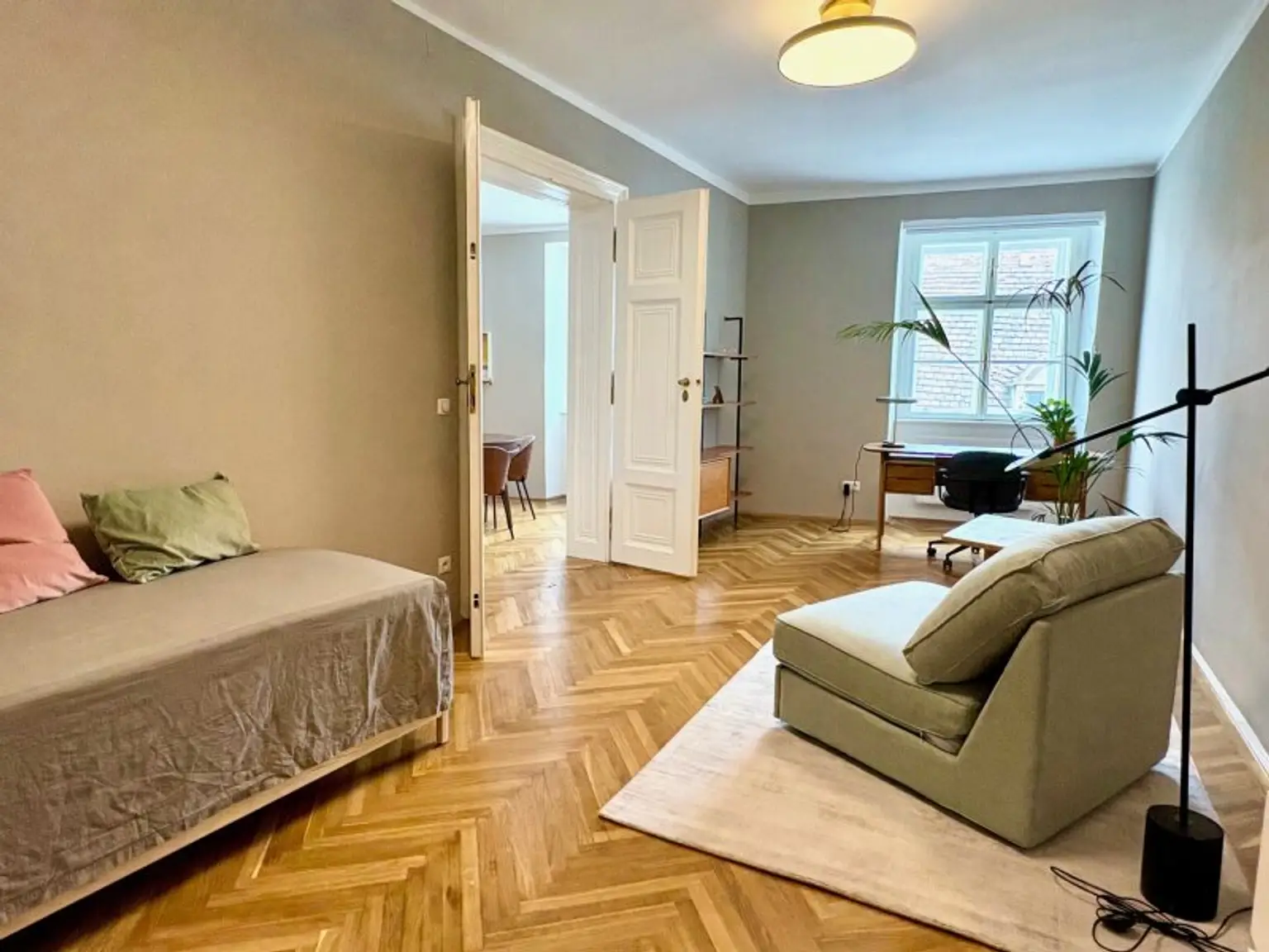 TRAUMHAFTE KLIMATISIERTE ALTBAUWOHNUNG MIT 2 BÄDERN UND BALKON - MÖBEL OPTIONAL