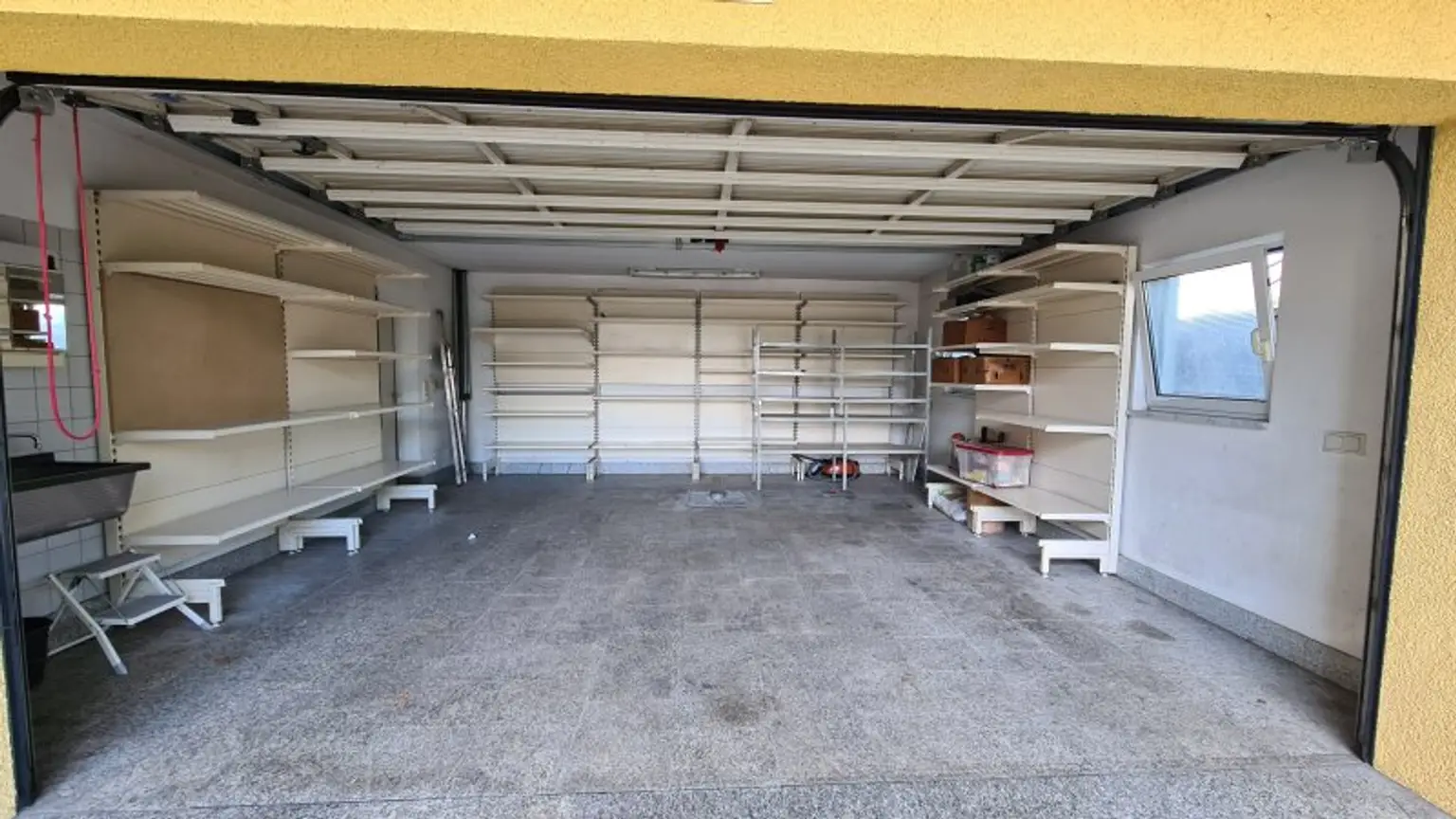 Sehr ruhige Siedlungslage - Riesige (teilbare)  Etagenwohnung mit 2 Balkonen, Garage, Sauna in einem sehr gepflegten Haus