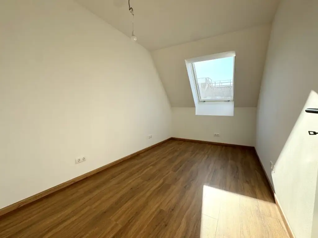 Dachgeschossausbau mit Terrasse & Klimaanlage - Erstbezug