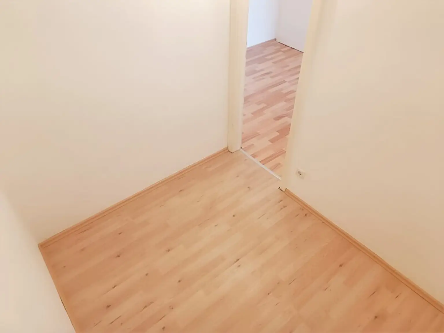 Großzügige 2-Zimmer Wohnung mit Loggia! Ideale Anbindung zur U6 Dresdnerstraße! Grünanlage!