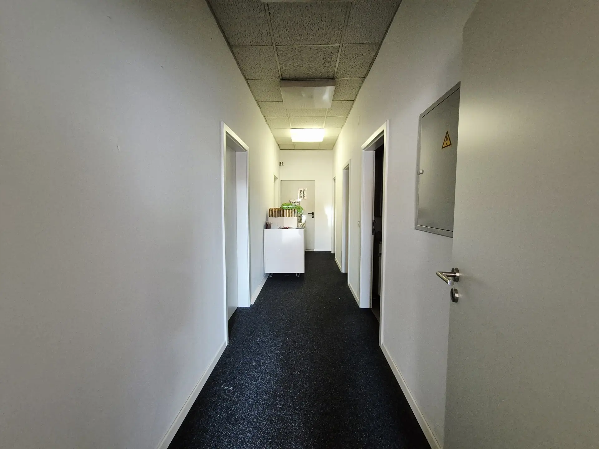 Flur Büro Richtung WCs