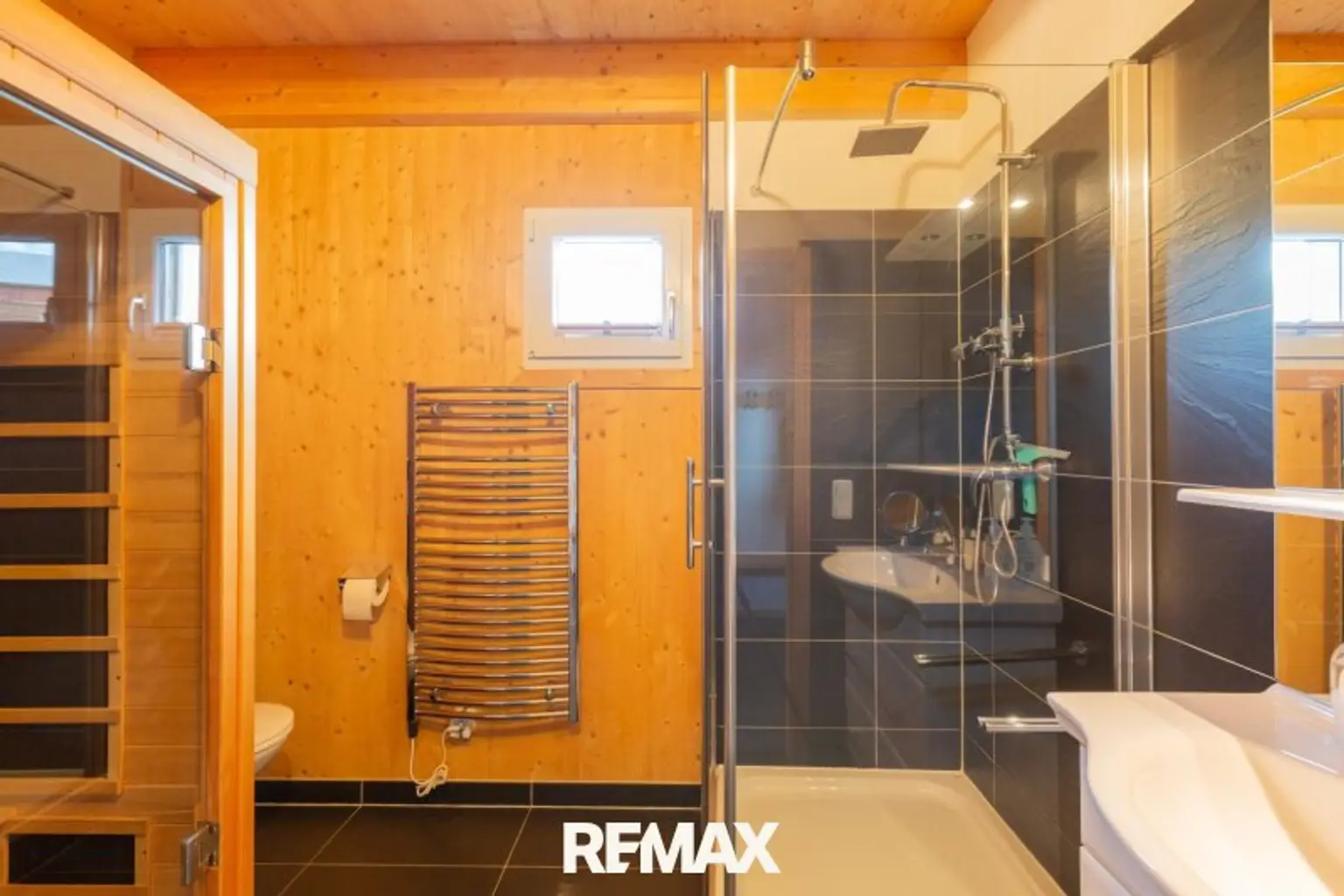 Badezimmer EG mit Infrarotkabine