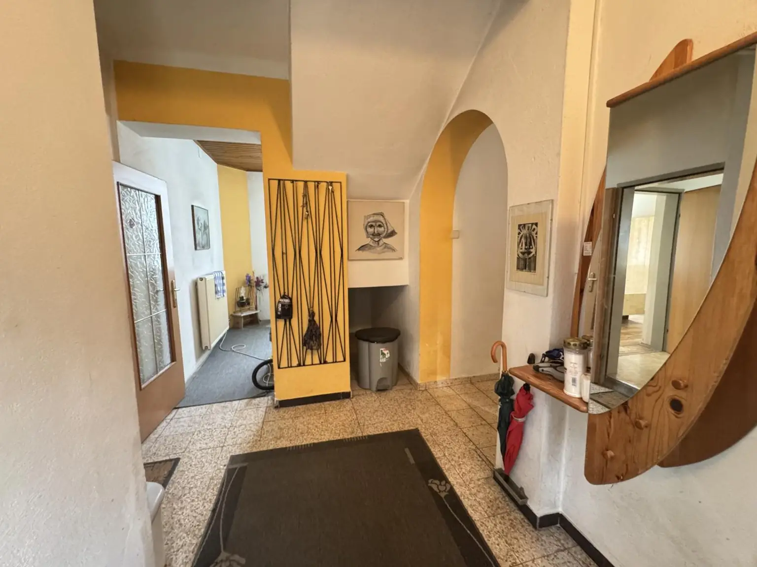 Sanierungsbedürftiges Mehrfamilienhaus mit großem Grundstück und hoher Bebauungsdichte