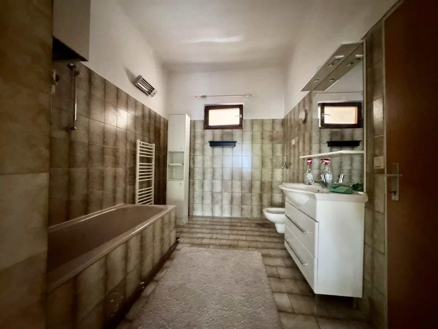 3 ZIMMER ALTBAUWOHNUNG IN SEHR GUTER INFRASTRUKTUR