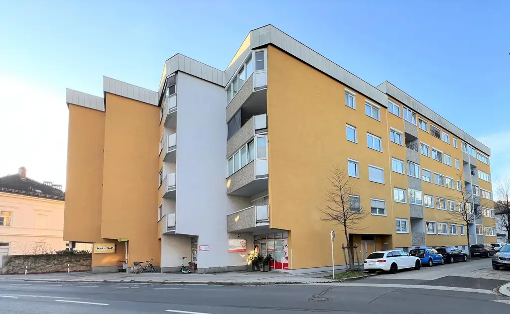 SEHR GUT GESCHNITTENE EIGENTUMSWOHNUNG MIT RIESEN WOHNBEREICH UND SONNIGER WESTLOGGIA