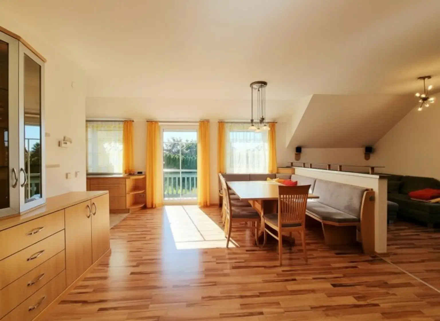 Naturnahes Wohnen mit exklusivem Extra: Schwimmteich in der Anlage