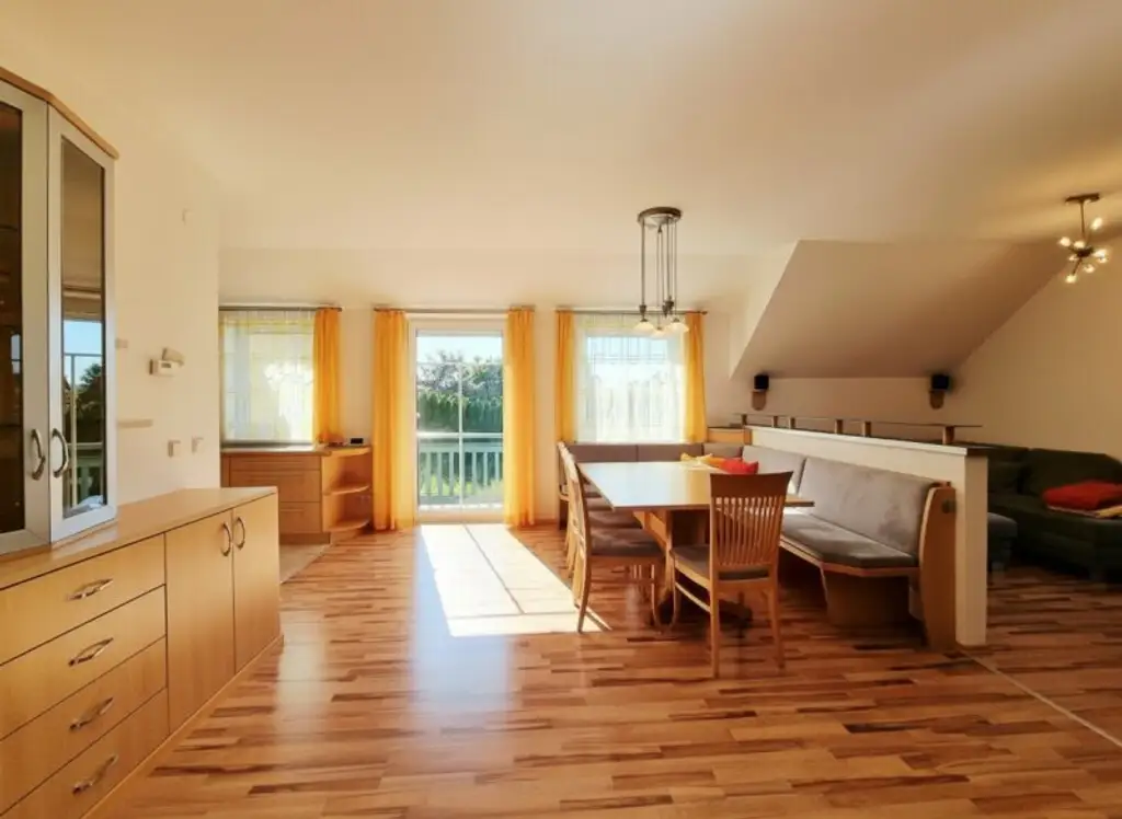 Naturnahes Wohnen mit exklusivem Extra: Schwimmteich in der Anlage