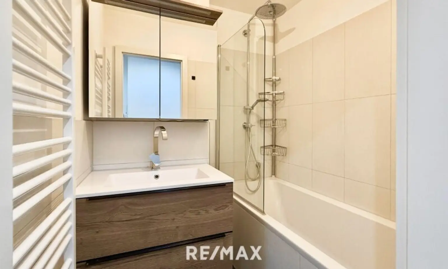 Wunderschöne top sanierte 2 Zimmerwohnung! 4% Rendite für Anleger!