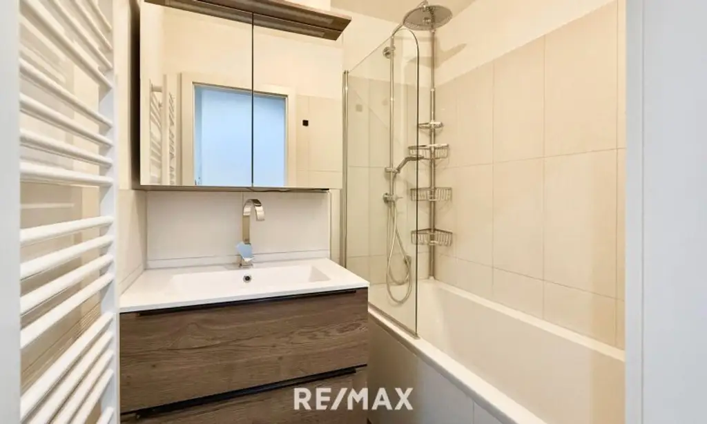 Wunderschöne top sanierte 2 Zimmerwohnung! 4% Rendite für Anleger!