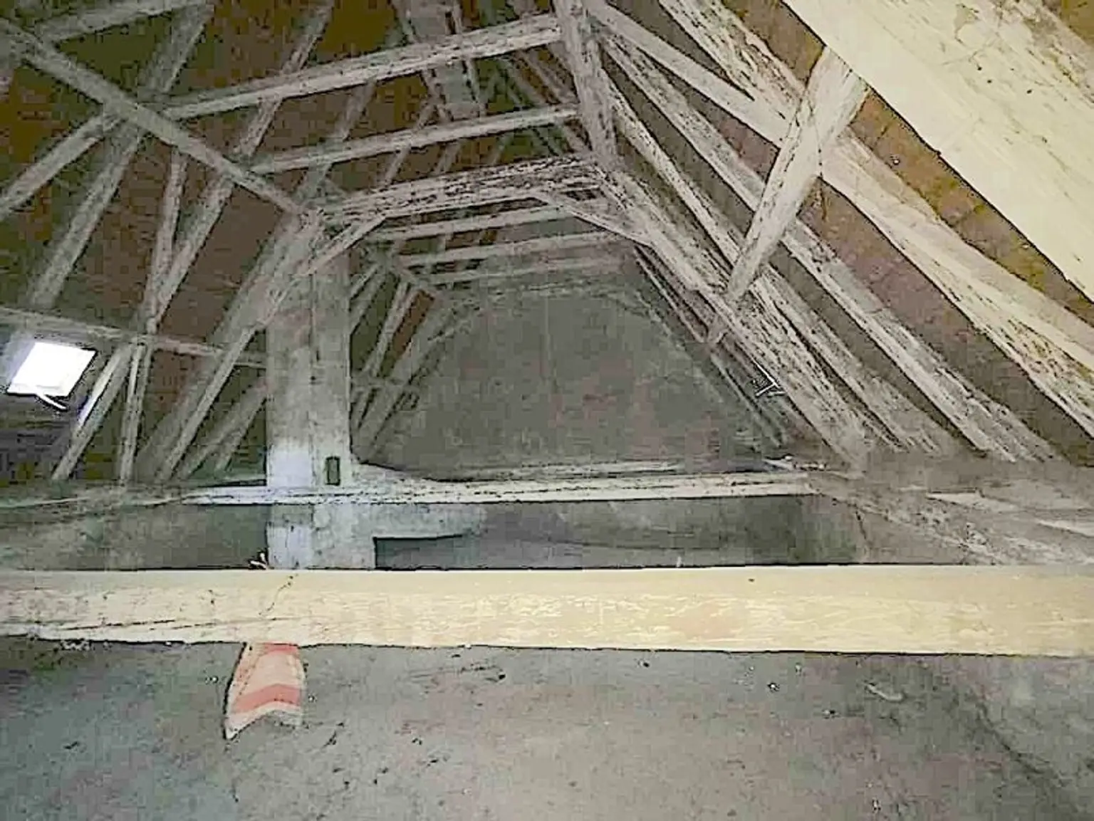 Kleine, historische Entwicklungsliegenschaft im Zentrum von Krems, mit Charme und Rohdachboden, bis auf eine Wohnung leer. wieder ein besonderes Objekt von allesgefunden.at...