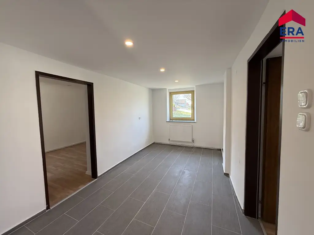 NEU: Frisch saniertes, ebenerdiges Miethaus mit uneinsehbarem Innenhof, Doppelgarage und viel Platz