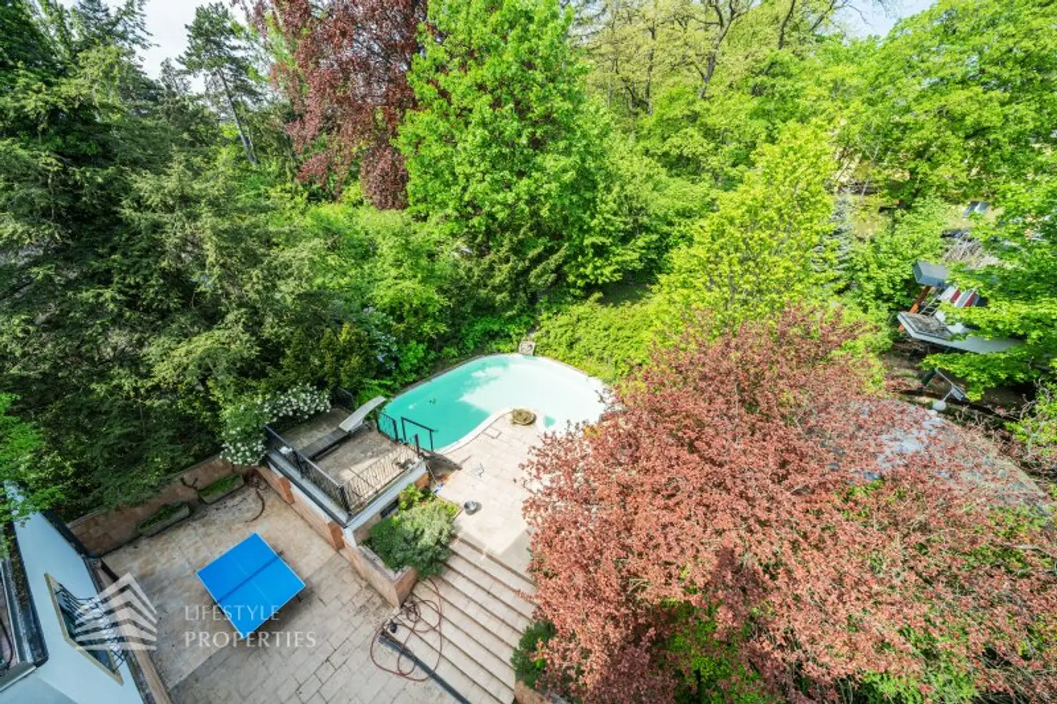 Luxuriöser 14- Zimmer Wohntraum mit Dachterrasse und Pool, Nähe Wilhelminenschloss