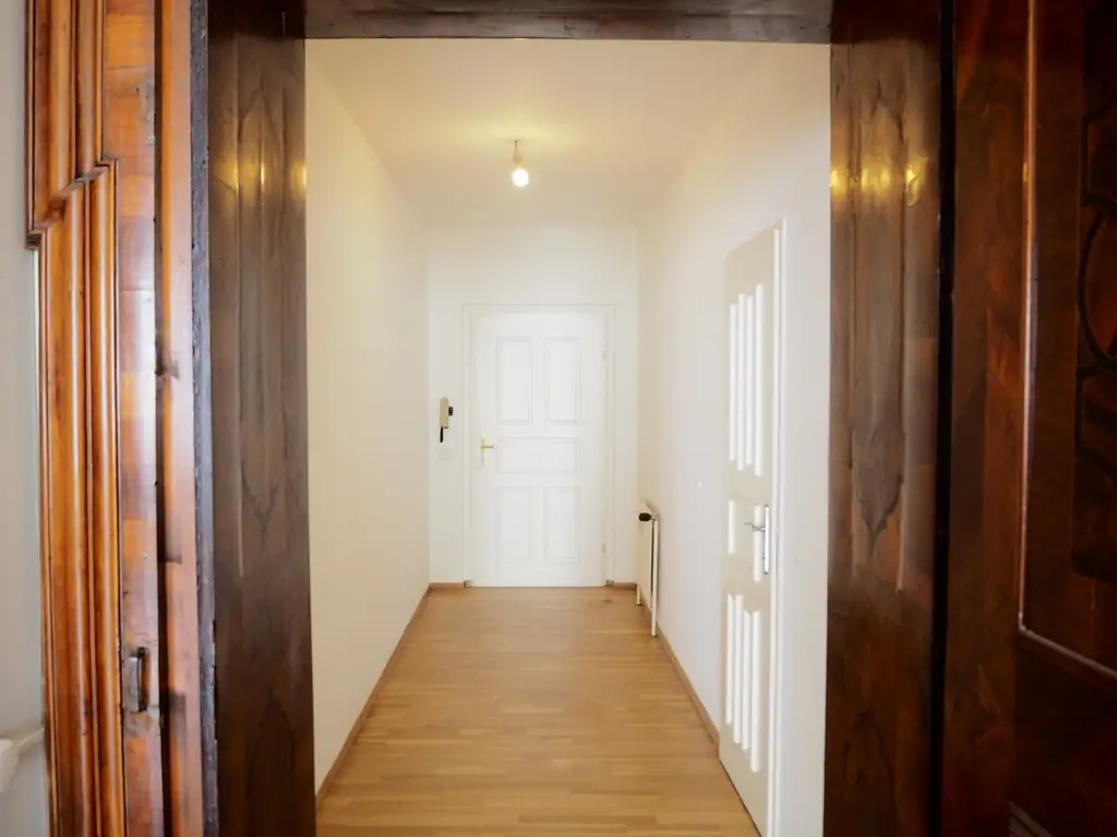 Elegante Loft-Wohnung mit Stuckdecken & Intarsientüren