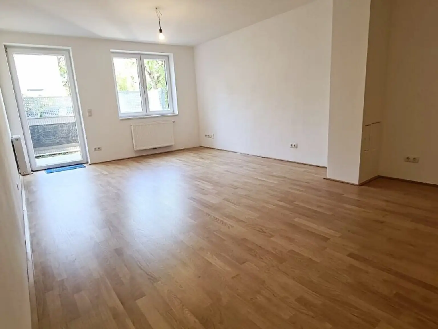 EIGENGARTEN, LORYSTRASSE, 75 m2 Neubau mit 23 m2 Garten, 2 Zimmer, Wohnküche, Wannenbad, Parketten, 1. Liftstock