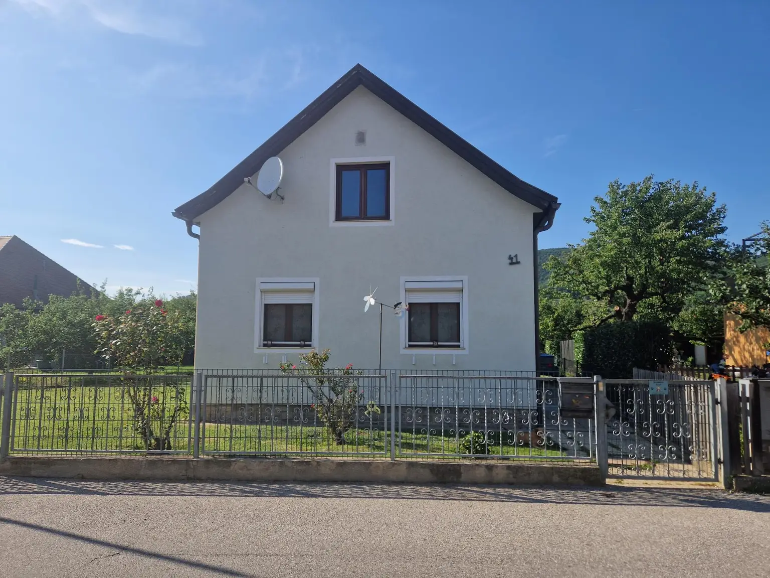 GARTEN- UND OBSTLIEBHABER AUFGEPASST - LIEBEVOLLES LANDHAUS FÜR ZWEI PERSONEN MIT GROSSEM GRUNDSTÜCK SAMT OBSTBÄUMEN