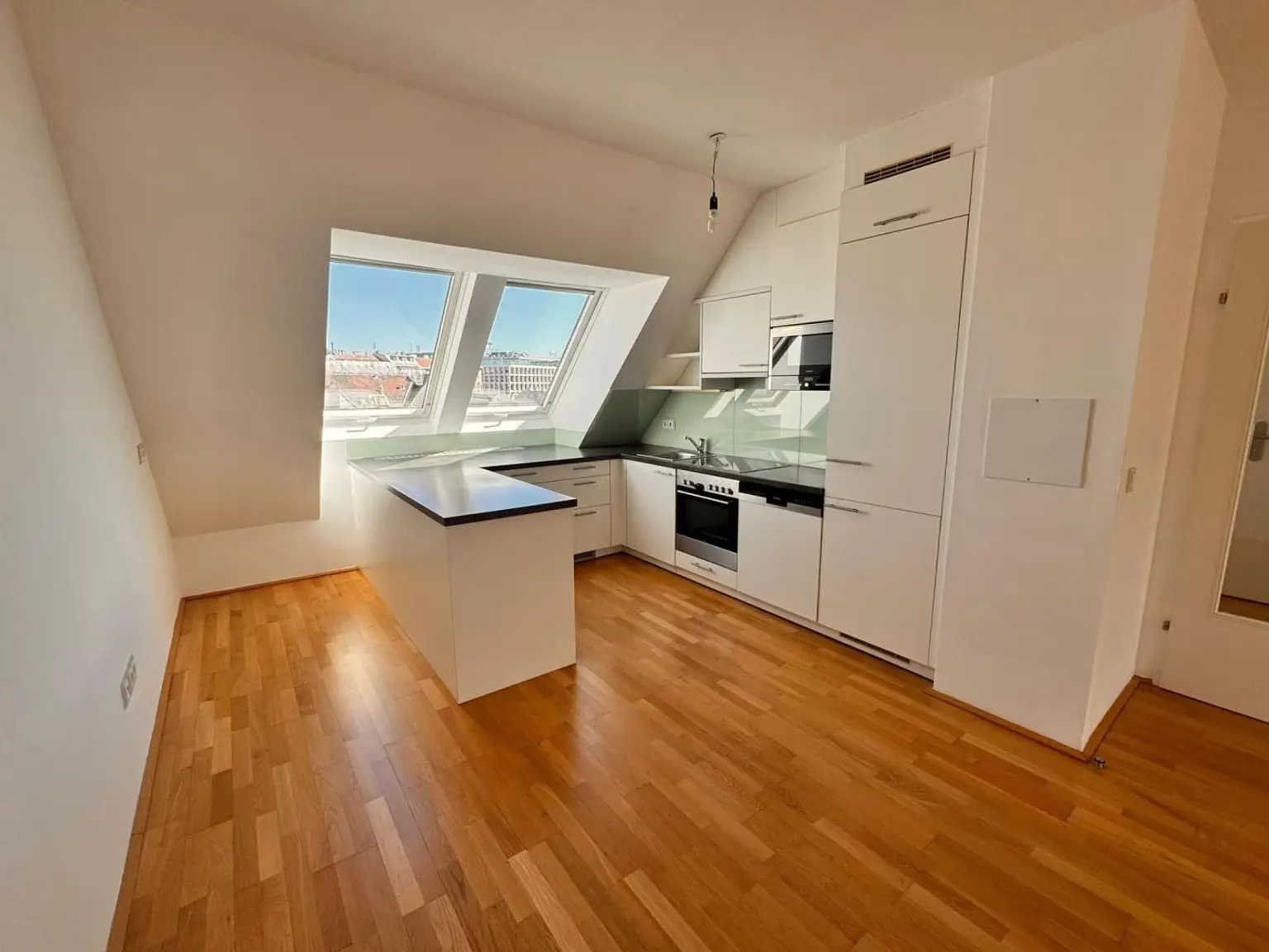 EINZIGARTIGE DACHGESCHOSSWOHNUNG MIT 2 TERRASSEN