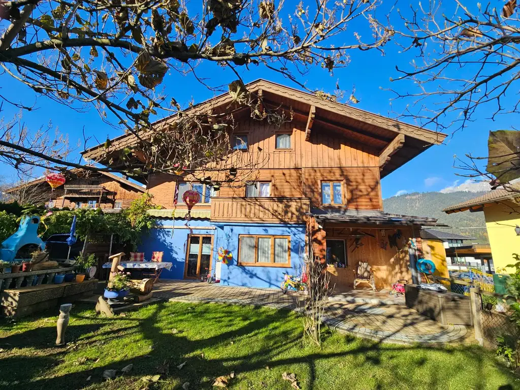 Großzügiges Zweifamilienhaus mit Garten und Pool