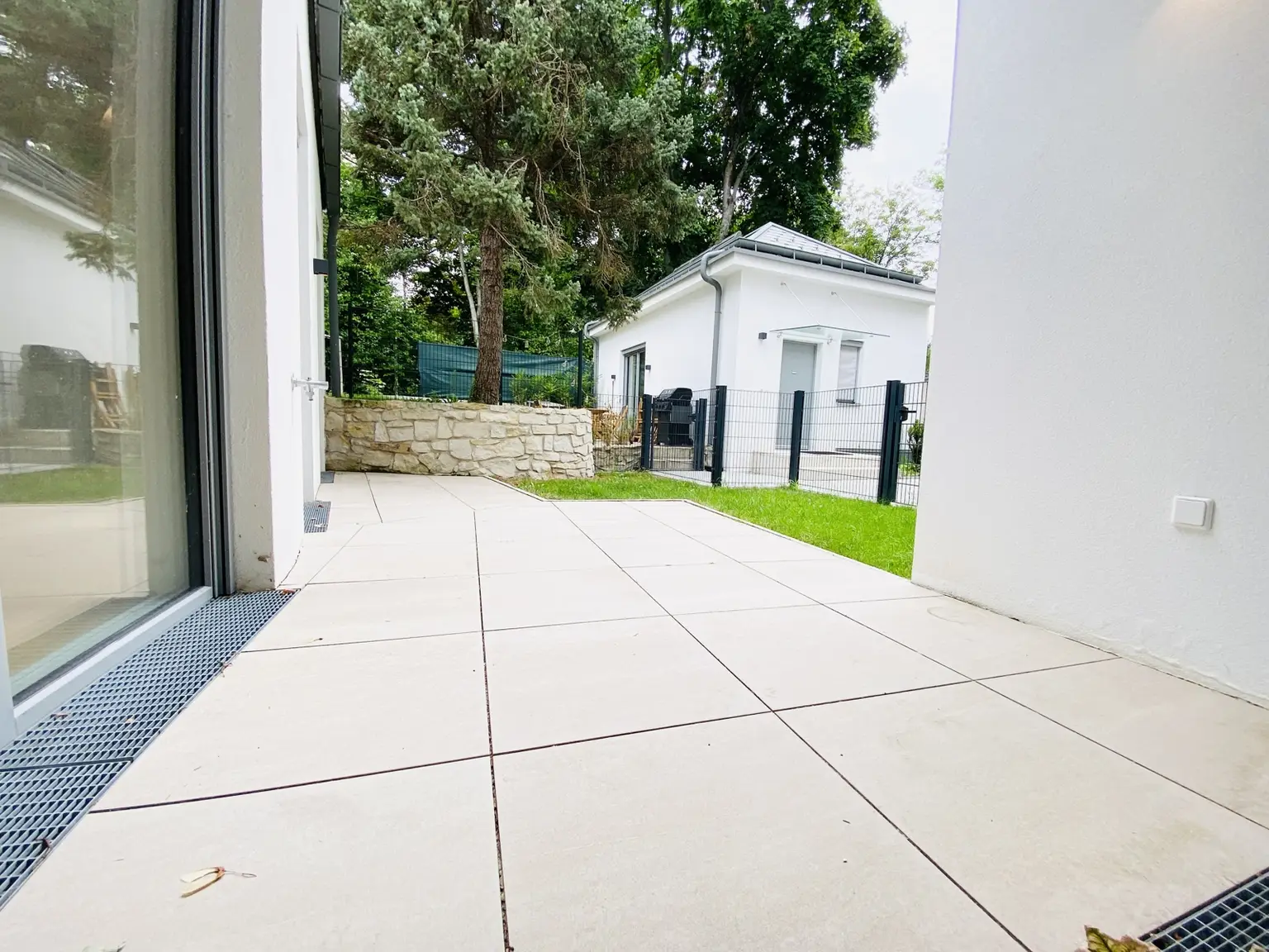 Erstbezug nach Sanierung - hofseitige Gartenwohnung mit Terrasse