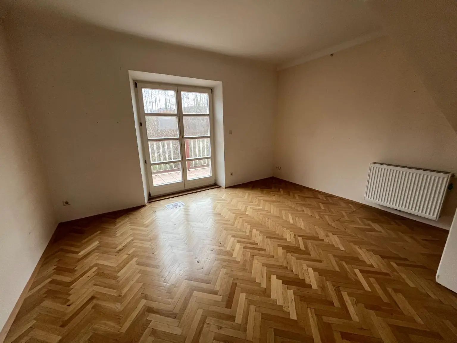 Zimmer im Obergeschoss mit Zugang zur Terrasse