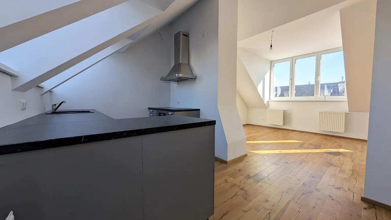 Lichtdurchflutetes Dachstudio mit Top-Anbindung nahe Donaukanal